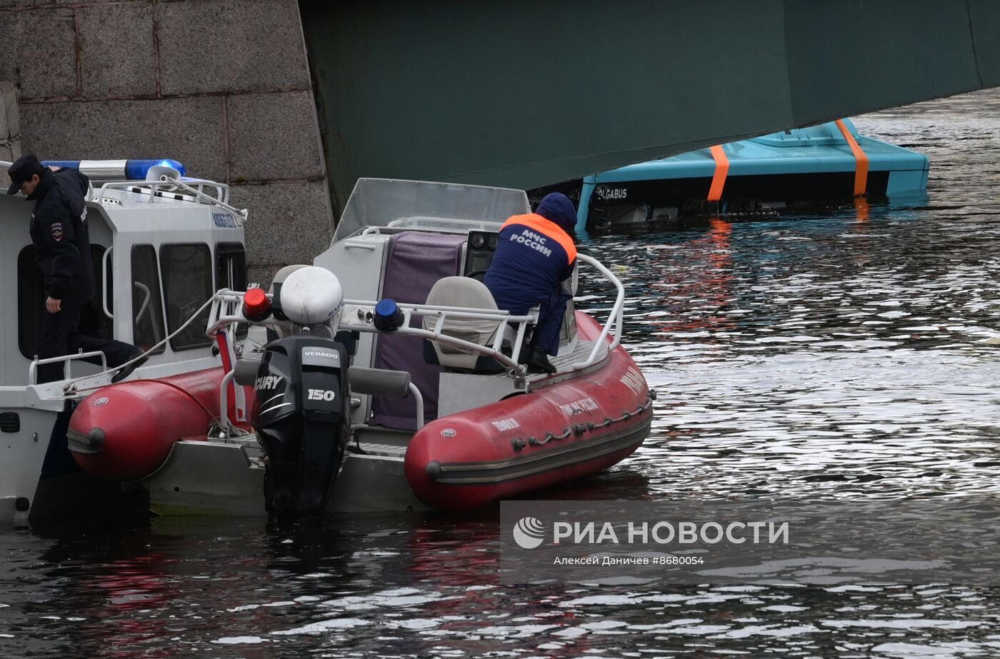Пассажирский автобус упал с моста в реку в Санкт-Петербурге