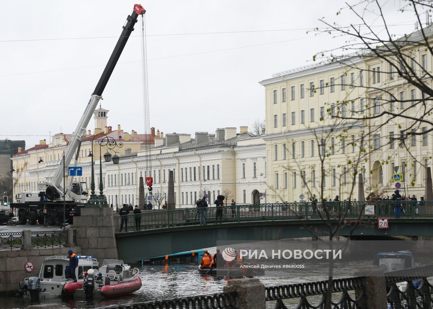 Пассажирский автобус упал с моста в реку в Санкт-Петербурге
