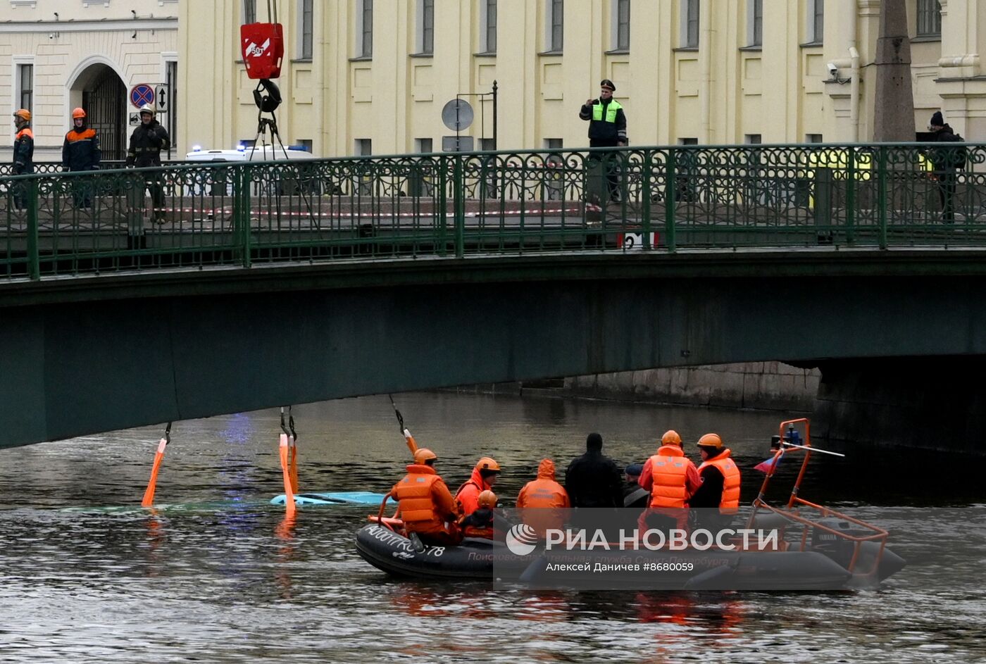 Пассажирский автобус упал с моста в реку в Санкт-Петербурге
