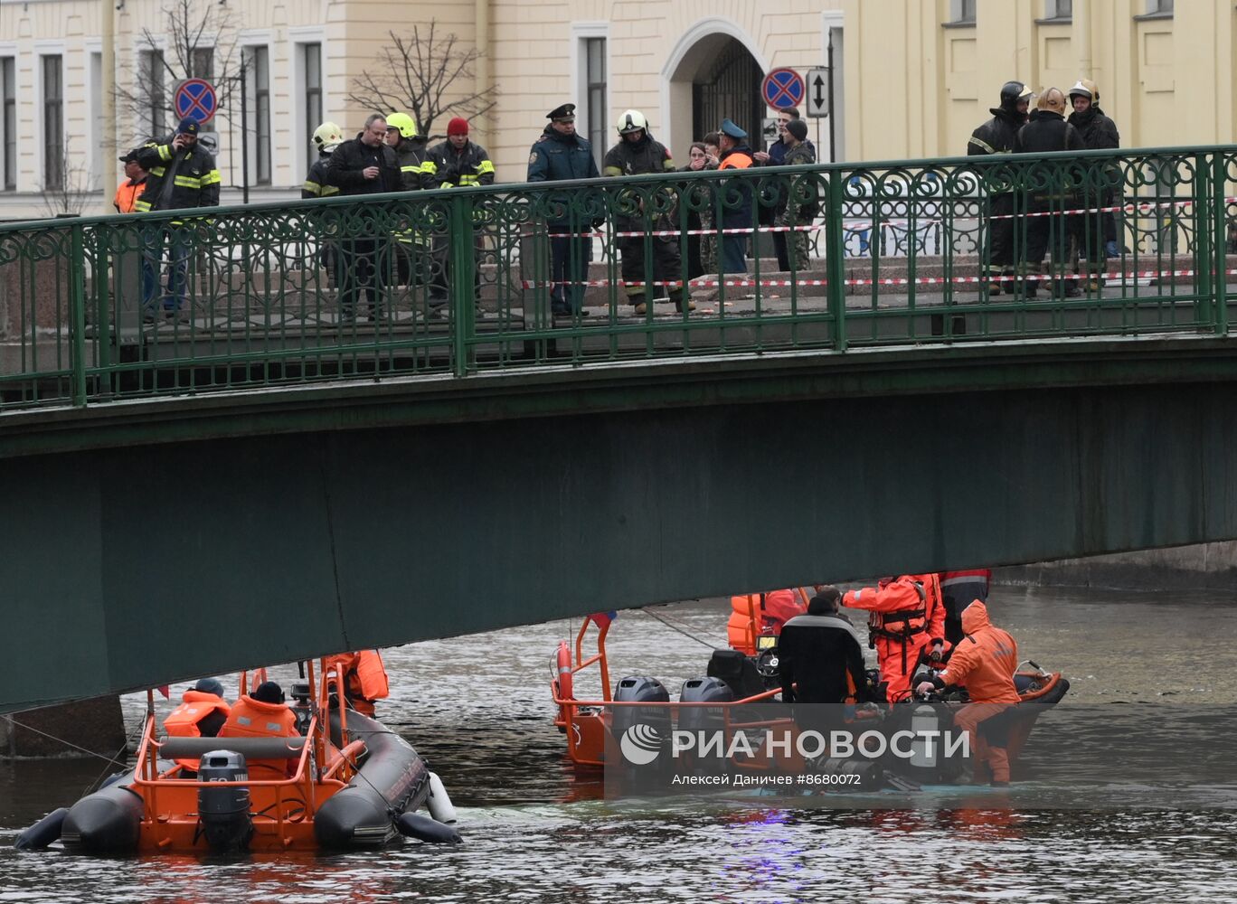 Пассажирский автобус упал с моста в реку в Санкт-Петербурге