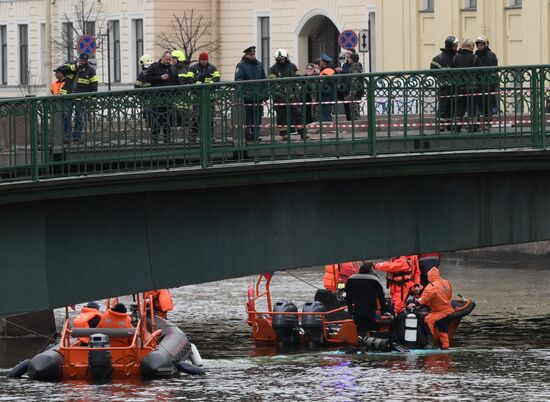 Пассажирский автобус упал с моста в реку в Санкт-Петербурге
