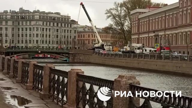 Автобус, упавший в реку Мойку с моста в Петербурге, вытаскивают из воды