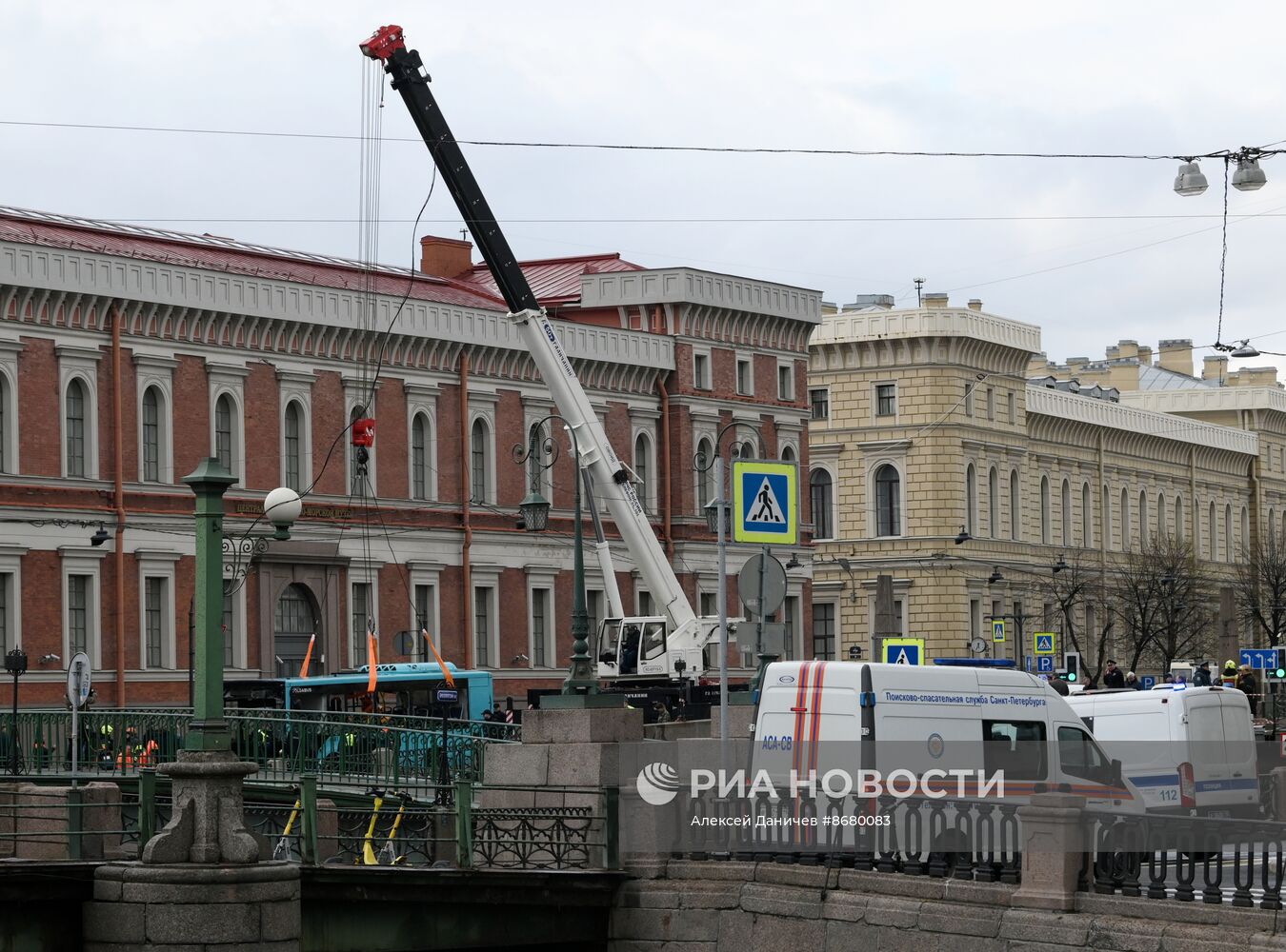 Пассажирский автобус упал с моста в реку в Санкт-Петербурге