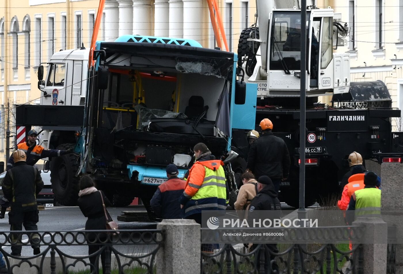 Пассажирский автобус упал с моста в реку в Санкт-Петербурге