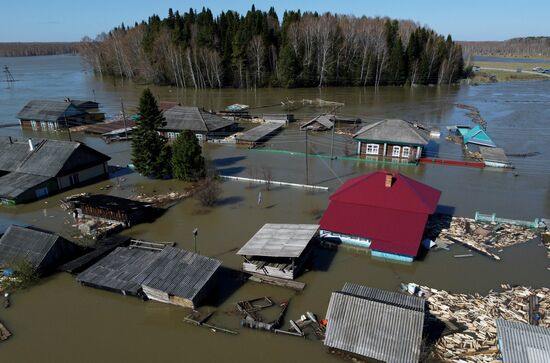 Паводок в деревне Ашеваны Омской области