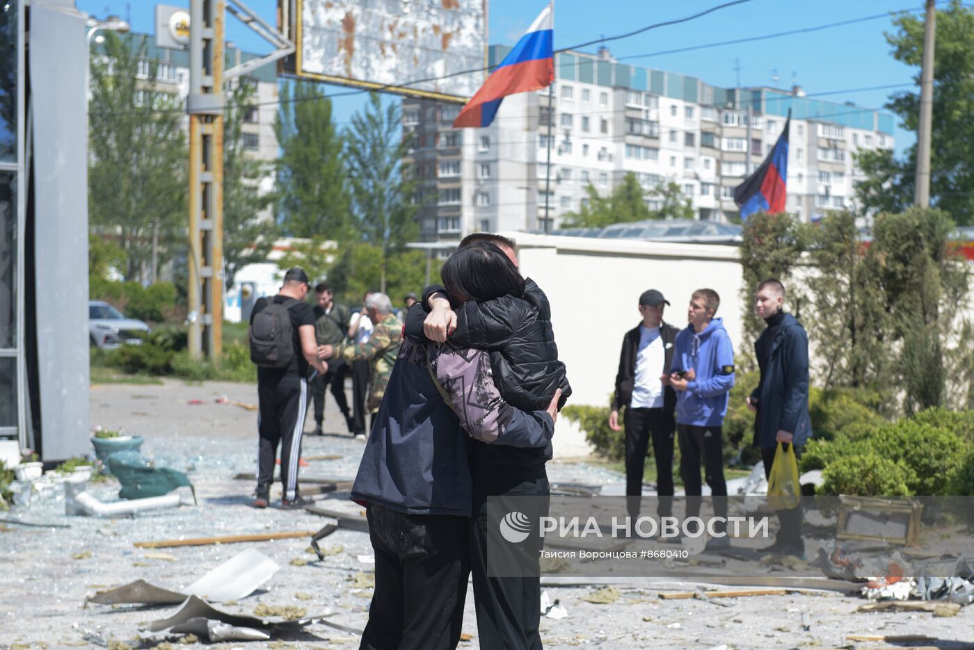 Последствия обстрела ресторана в Донецке