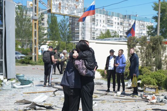 Последствия обстрела ресторана в Донецке