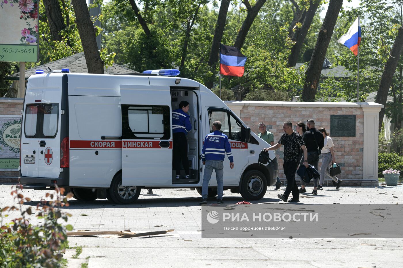 Последствия обстрела ресторана в Донецке