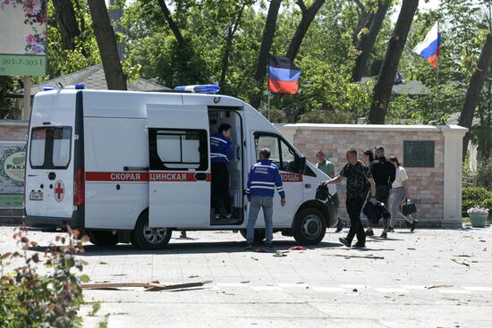 Последствия обстрела ресторана в Донецке