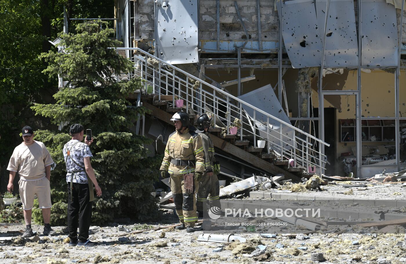 Последствия обстрела ресторана в Донецке