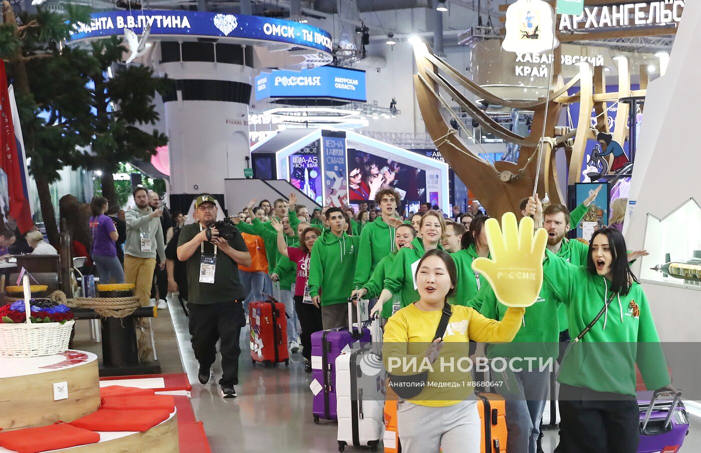 Выставка "Россия". Флешмоб "Молодежь России"