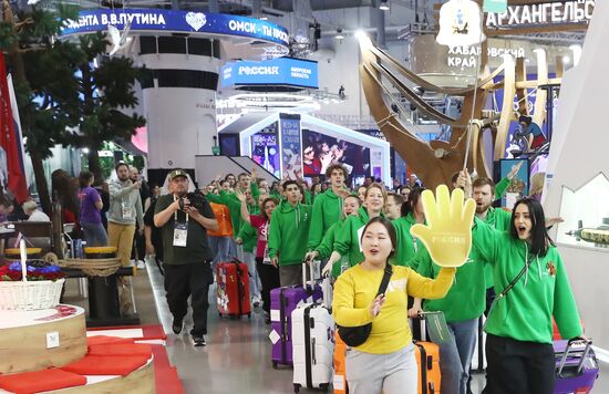 Выставка "Россия". Флешмоб "Молодежь России"