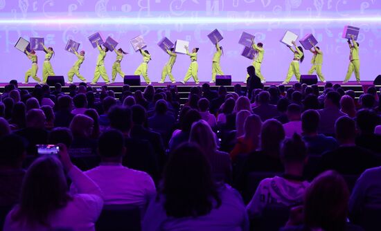 Международная выставка-форум "Россия"
Пленарная сессия "Возможности будущего: молодежь и дети. Молодежная политика и воспитание", Павильон № 75 (зал А, большой конференц-зал) Место: Россия, Москва. Автор: Анатолий Медведь/РИА Новости. Выставка "Россия". Пленарная сессия "Возможности будущего: молодежь и дети. Молодежная политика и воспитание"