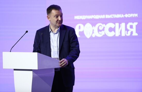 Международная выставка-форум "Россия"
Пленарная сессия "Возможности будущего: молодежь и дети. Молодежная политика и воспитание", Павильон № 75 (зал А, большой конференц-зал)
Александр Бугаев, первый заместитель Министра просвещения Российской Федерации Место: Россия, Москва. Автор: Анатолий Медведь/РИА Новости. Выставка "Россия". Пленарная сессия "Возможности будущего: молодежь и дети. Молодежная политика и воспитание"