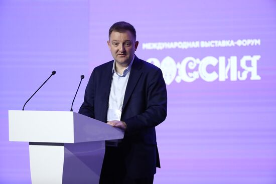 Международная выставка-форум "Россия"
Пленарная сессия "Возможности будущего: молодежь и дети. Молодежная политика и воспитание", Павильон № 75 (зал А, большой конференц-зал)
Александр Бугаев, первый заместитель Министра просвещения Российской Федерации Место: Россия, Москва. Автор: Анатолий Медведь/РИА Новости. Выставка "Россия". Пленарная сессия "Возможности будущего: молодежь и дети. Молодежная политика и воспитание"