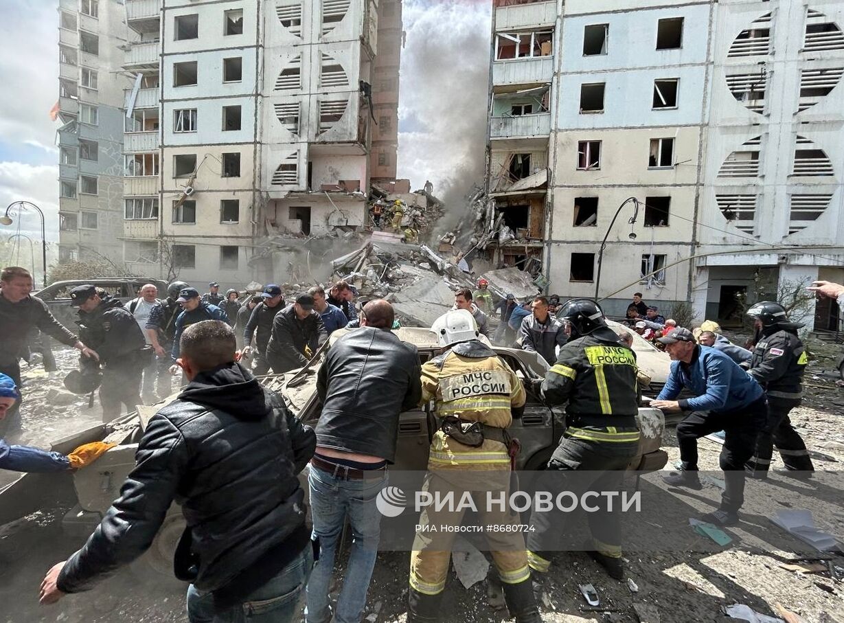 В Белгороде в результате обстрела ВСУ обрушился подъезд многоквартирного жилого дома