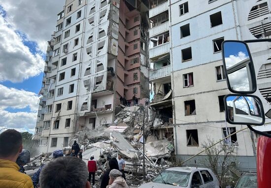 В Белгороде в результате обстрела ВСУ обрушился подъезд многоквартирного жилого дома