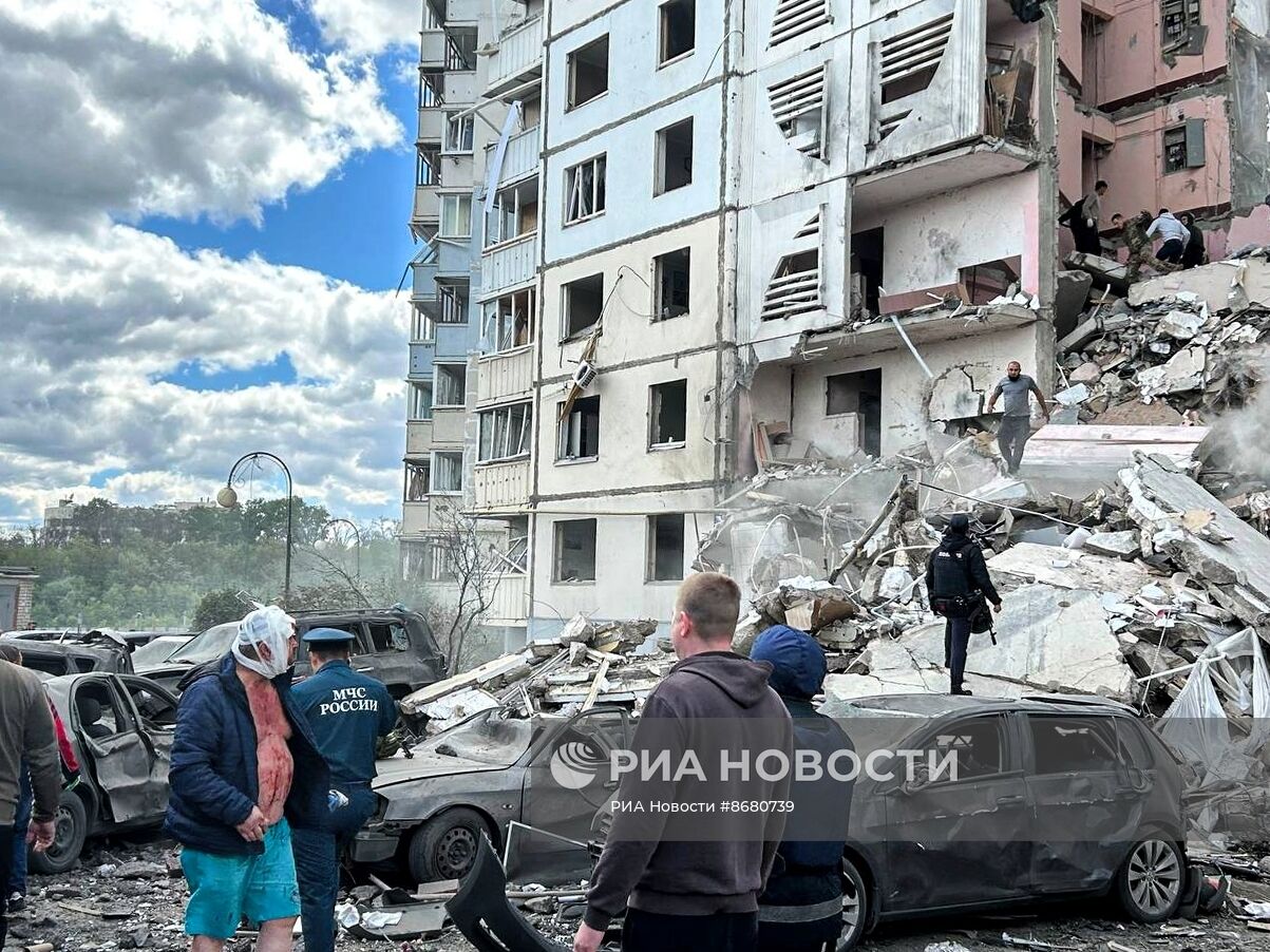 В Белгороде в результате обстрела ВСУ обрушился подъезд многоквартирного жилого дома