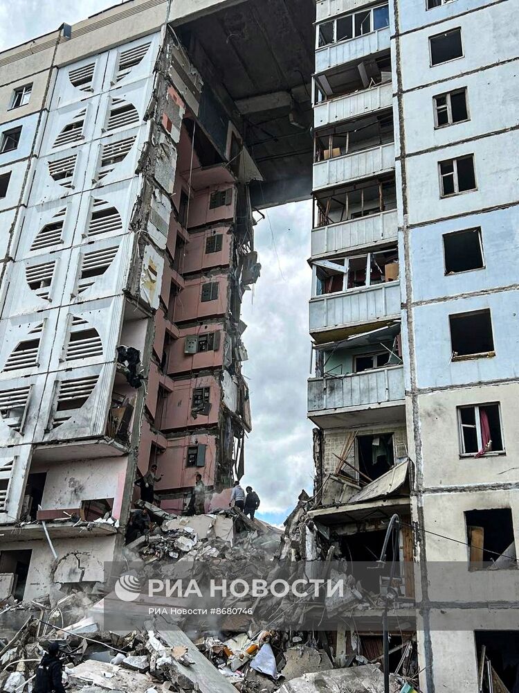 В Белгороде в результате обстрела ВСУ обрушился подъезд многоквартирного жилого дома
