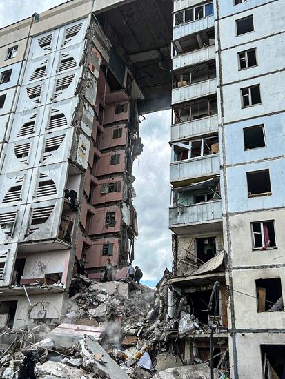 В Белгороде в результате обстрела ВСУ обрушился подъезд многоквартирного жилого дома