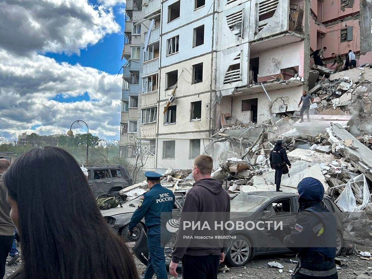 В Белгороде в результате обстрела ВСУ обрушился подъезд многоквартирного жилого дома