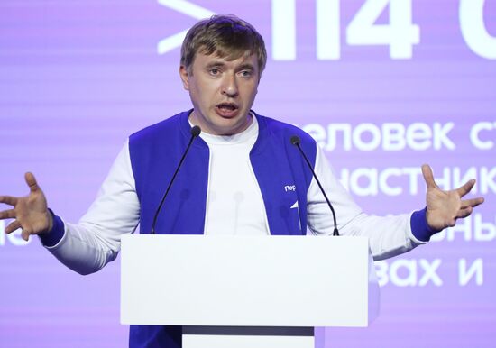 Международная выставка-форум "Россия"
Пленарная сессия "Возможности будущего: молодежь и дети. Молодежная политика и воспитание", Павильон № 75 (зал А, большой конференц-зал)
Григорий Гуров, председатель Правления Российского движения детей и молодежи "Движение Первых" Место: Россия, Москва. Автор: Анатолий Медведь/РИА Новости. Выставка "Россия". Пленарная сессия "Возможности будущего: молодежь и дети. Молодежная политика и воспитание"