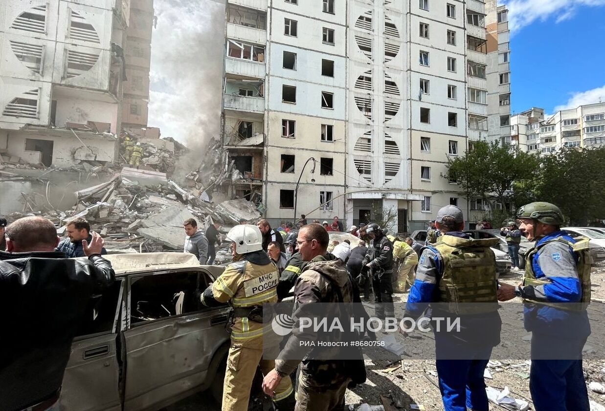 В Белгороде в результате обстрела ВСУ обрушился подъезд многоквартирного жилого дома