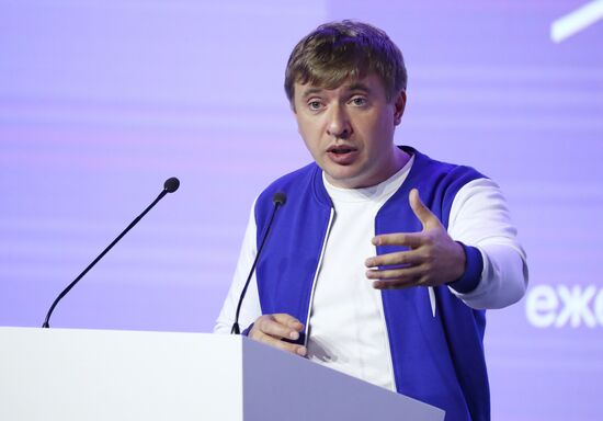 Международная выставка-форум "Россия"
Пленарная сессия "Возможности будущего: молодежь и дети. Молодежная политика и воспитание", Павильон № 75 (зал А, большой конференц-зал)
Григорий Гуров, председатель Правления Российского движения детей и молодежи "Движение Первых" Место: Россия, Москва. Автор: Анатолий Медведь/РИА Новости. Выставка "Россия". Пленарная сессия "Возможности будущего: молодежь и дети. Молодежная политика и воспитание"