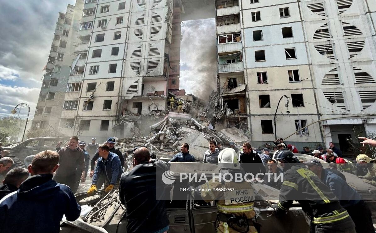 В Белгороде в результате обстрела ВСУ обрушился подъезд многоквартирного жилого дома