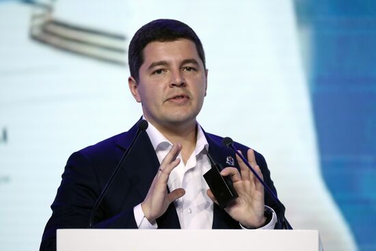 Международная выставка-форум "Россия"
Пленарная сессия "Возможности будущего: молодежь и дети. Молодежная политика и воспитание", Павильон № 75 (зал А, большой конференц-зал)
Дмитрий Артюхов, губернатор Ямало-Ненецкого автономного округа, председатель комиссии Государственного Совета по направлению "Молодежная политика" Место: Россия, Москва. Автор: Анатолий Медведь/РИА Новости. Выставка "Россия". Пленарная сессия "Возможности будущего: молодежь и дети. Молодежная политика и воспитание"