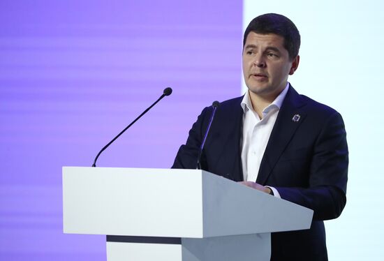 Международная выставка-форум "Россия"
Пленарная сессия "Возможности будущего: молодежь и дети. Молодежная политика и воспитание", Павильон № 75 (зал А, большой конференц-зал)
Дмитрий Артюхов, губернатор Ямало-Ненецкого автономного округа, председатель комиссии Государственного Совета по направлению "Молодежная политика" Место: Россия, Москва. Автор: Анатолий Медведь/РИА Новости. Выставка "Россия". Пленарная сессия "Возможности будущего: молодежь и дети. Молодежная политика и воспитание"