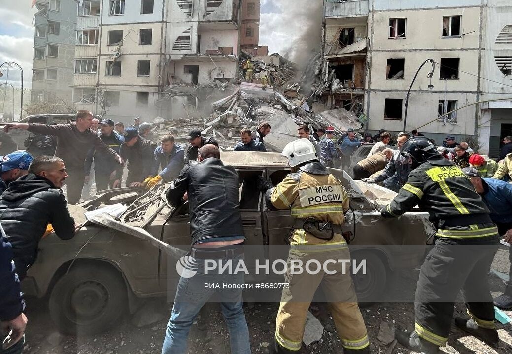 В Белгороде в результате обстрела ВСУ обрушился подъезд многоквартирного жилого дома