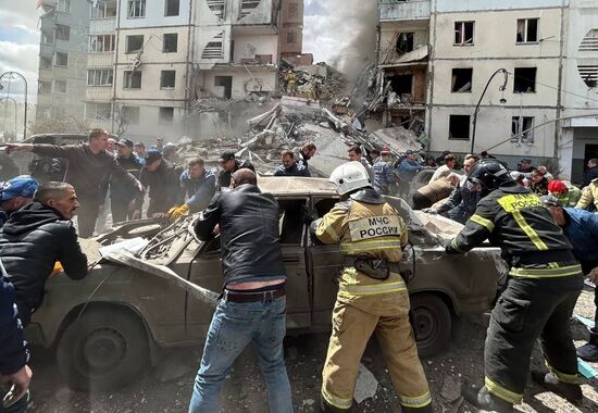 В Белгороде в результате обстрела ВСУ обрушился подъезд многоквартирного жилого дома