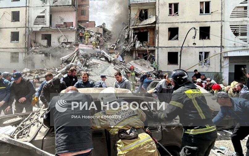 В Белгороде в результате обстрела ВСУ обрушился подъезд многоквартирного жилого дома