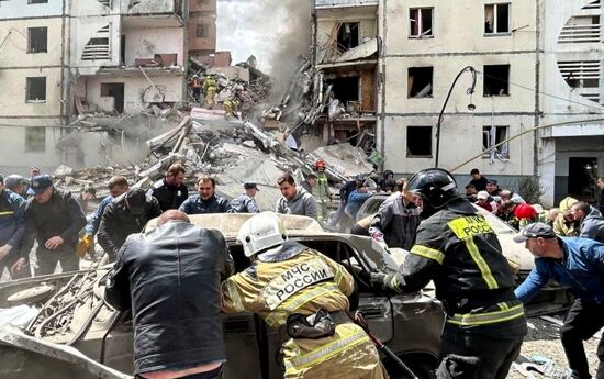 В Белгороде в результате обстрела ВСУ обрушился подъезд многоквартирного жилого дома