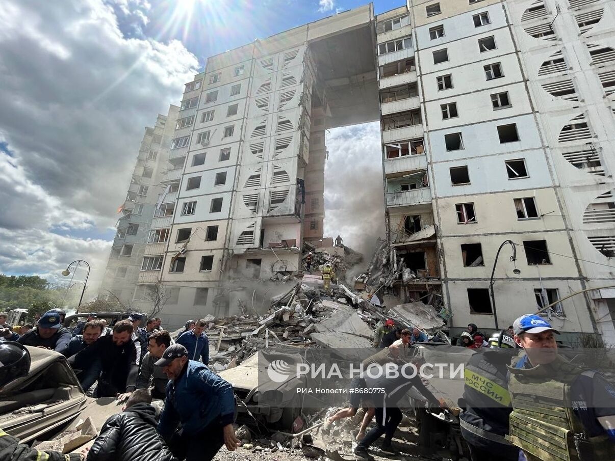 В Белгороде в результате обстрела ВСУ обрушился подъезд многоквартирного жилого дома