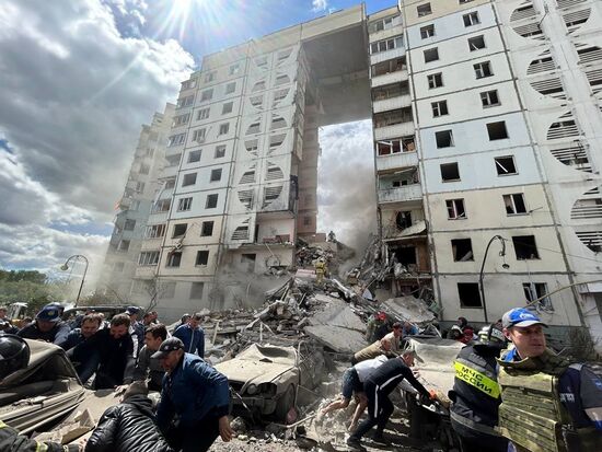 В Белгороде в результате обстрела ВСУ обрушился подъезд многоквартирного жилого дома