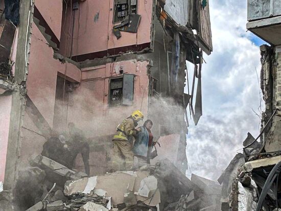В Белгороде в результате обстрела ВСУ обрушился подъезд многоквартирного жилого дома