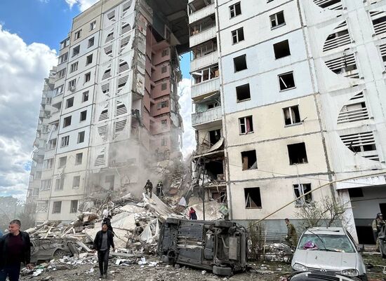 В Белгороде в результате обстрела ВСУ обрушился подъезд многоквартирного жилого дома