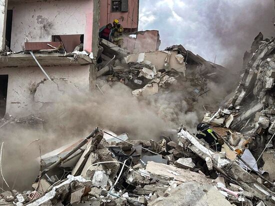 В Белгороде в результате обстрела ВСУ обрушился подъезд многоквартирного жилого дома