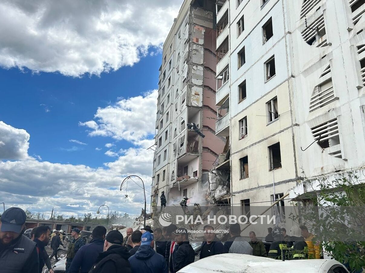 В Белгороде в результате обстрела ВСУ обрушился подъезд многоквартирного жилого дома