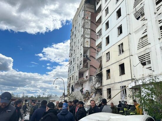 В Белгороде в результате обстрела ВСУ обрушился подъезд многоквартирного жилого дома