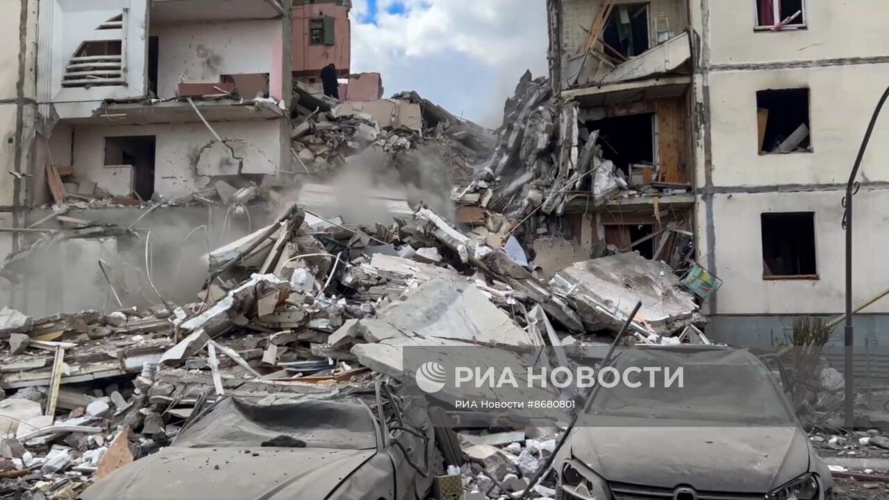 В Белгороде в результате обстрела ВСУ обрушился подъезд многоквартирного жилого дома