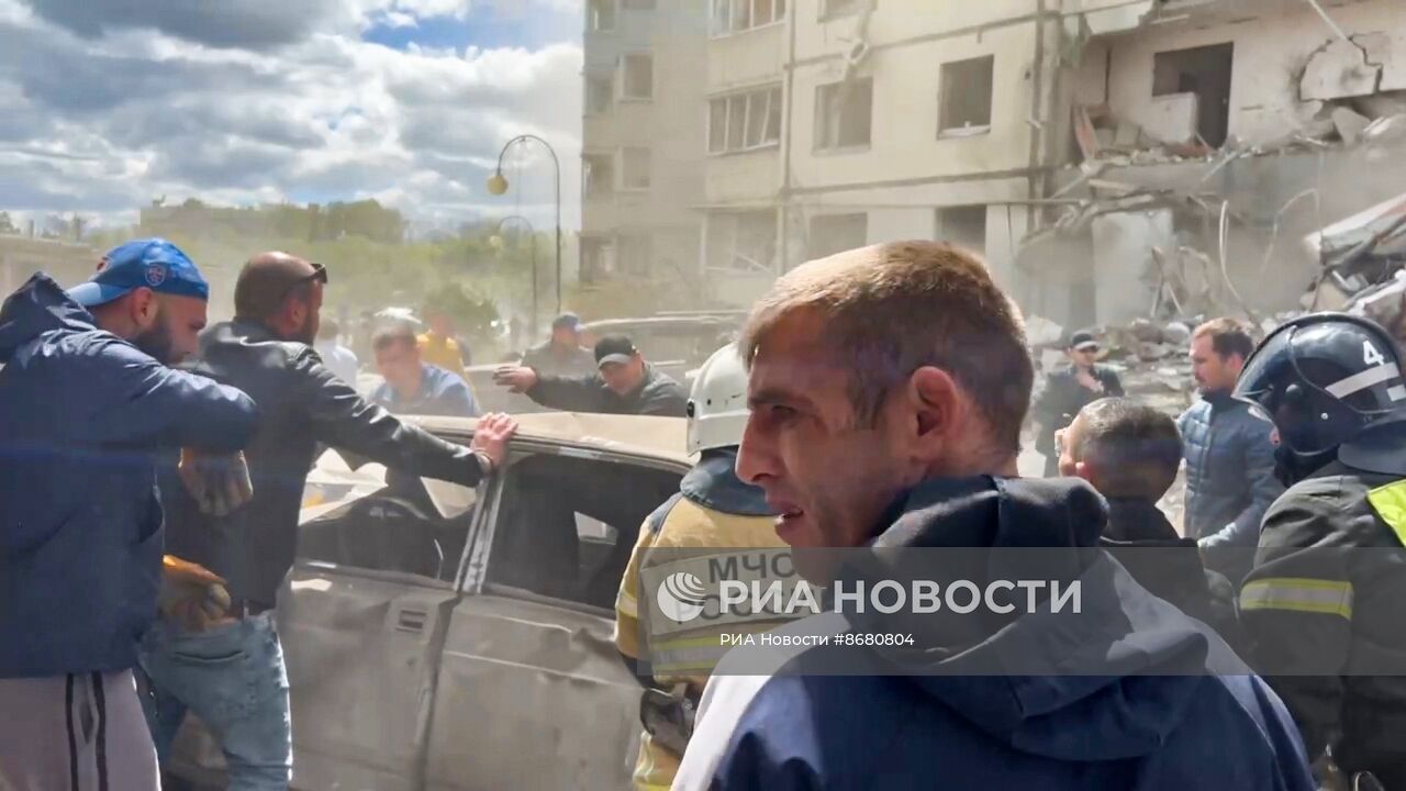 В Белгороде в результате обстрела ВСУ обрушился подъезд многоквартирного жилого дома