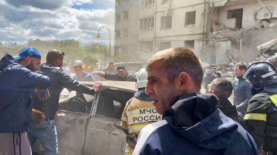 В Белгороде в результате обстрела ВСУ обрушился подъезд многоквартирного жилого дома