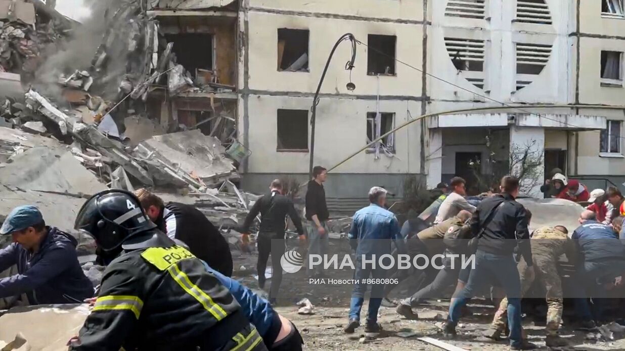 В Белгороде в результате обстрела ВСУ обрушился подъезд многоквартирного жилого дома