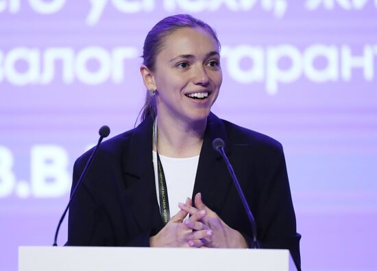 Международная выставка-форум "Россия"
Пленарная сессия "Возможности будущего: молодежь и дети. Молодежная политика и воспитание", Павильон № 75 (зал А, большой конференц-зал)
Ксения Разуваева, руководитель Федерального агентства по делам молодёжи Место: Россия, Москва. Автор: Анатолий Медведь/РИА Новости. Выставка "Россия". Пленарная сессия "Возможности будущего: молодежь и дети. Молодежная политика и воспитание"