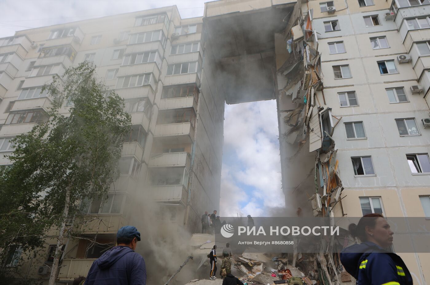 В Белгороде в результате обстрела ВСУ обрушился подъезд многоквартирного жилого дома