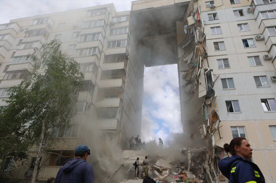 В Белгороде в результате обстрела ВСУ обрушился подъезд многоквартирного жилого дома