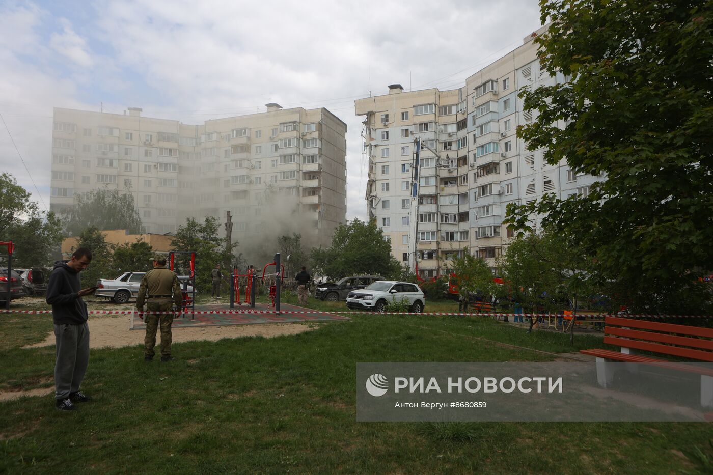 В Белгороде в результате обстрела ВСУ обрушился подъезд многоквартирного жилого дома